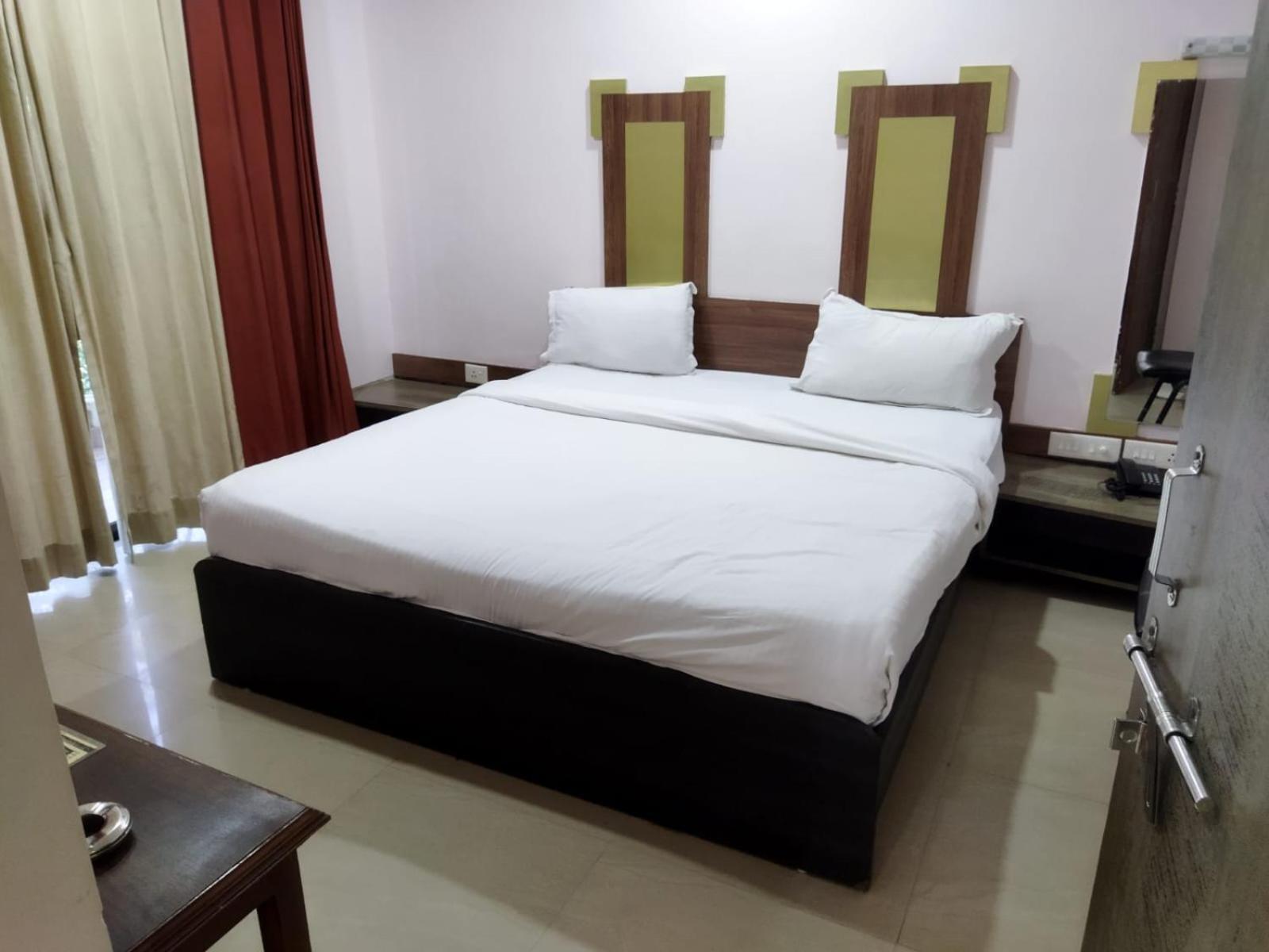 Hotel Laxmi Residency Лонавала Экстерьер фото