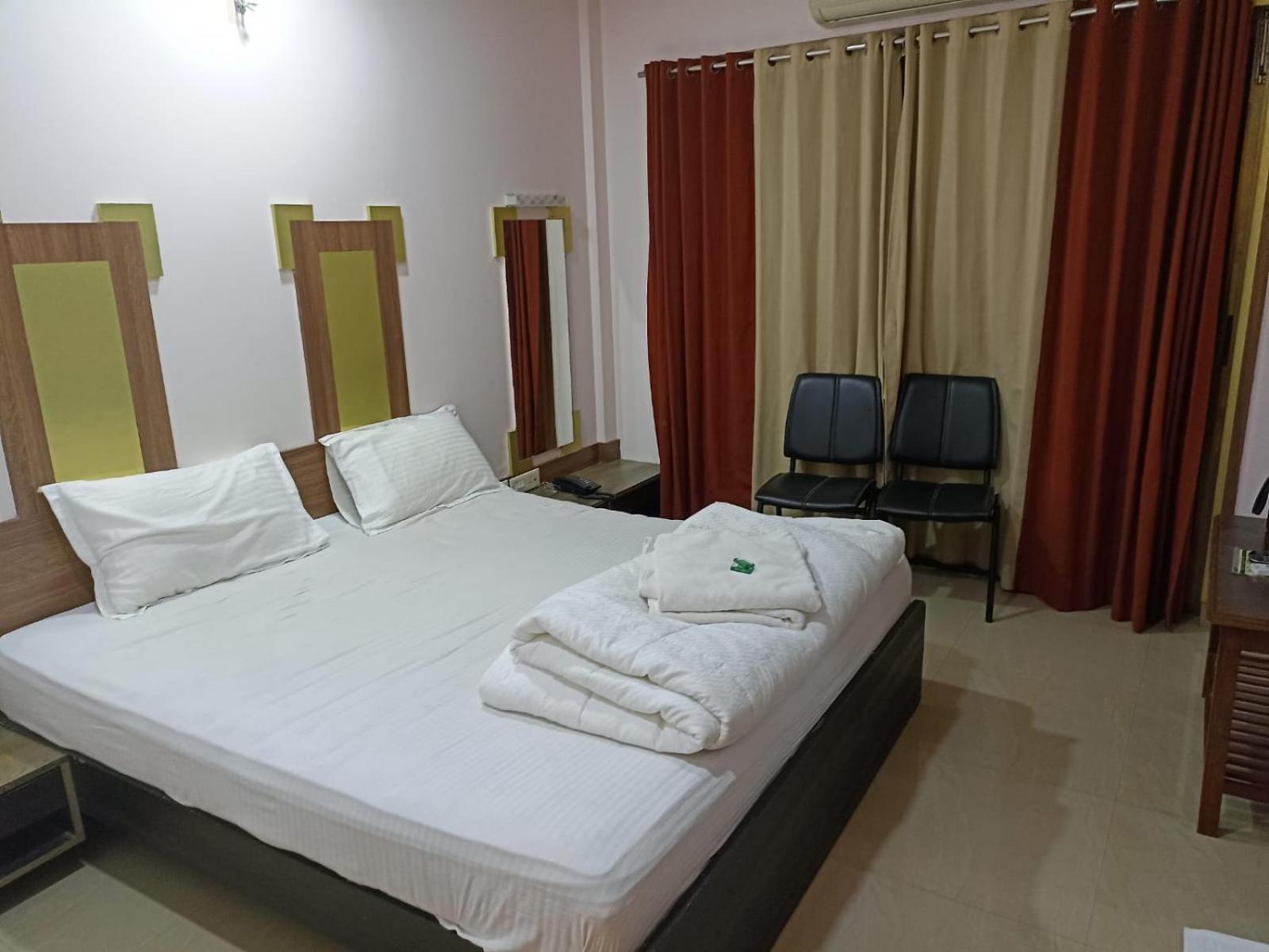 Hotel Laxmi Residency Лонавала Экстерьер фото